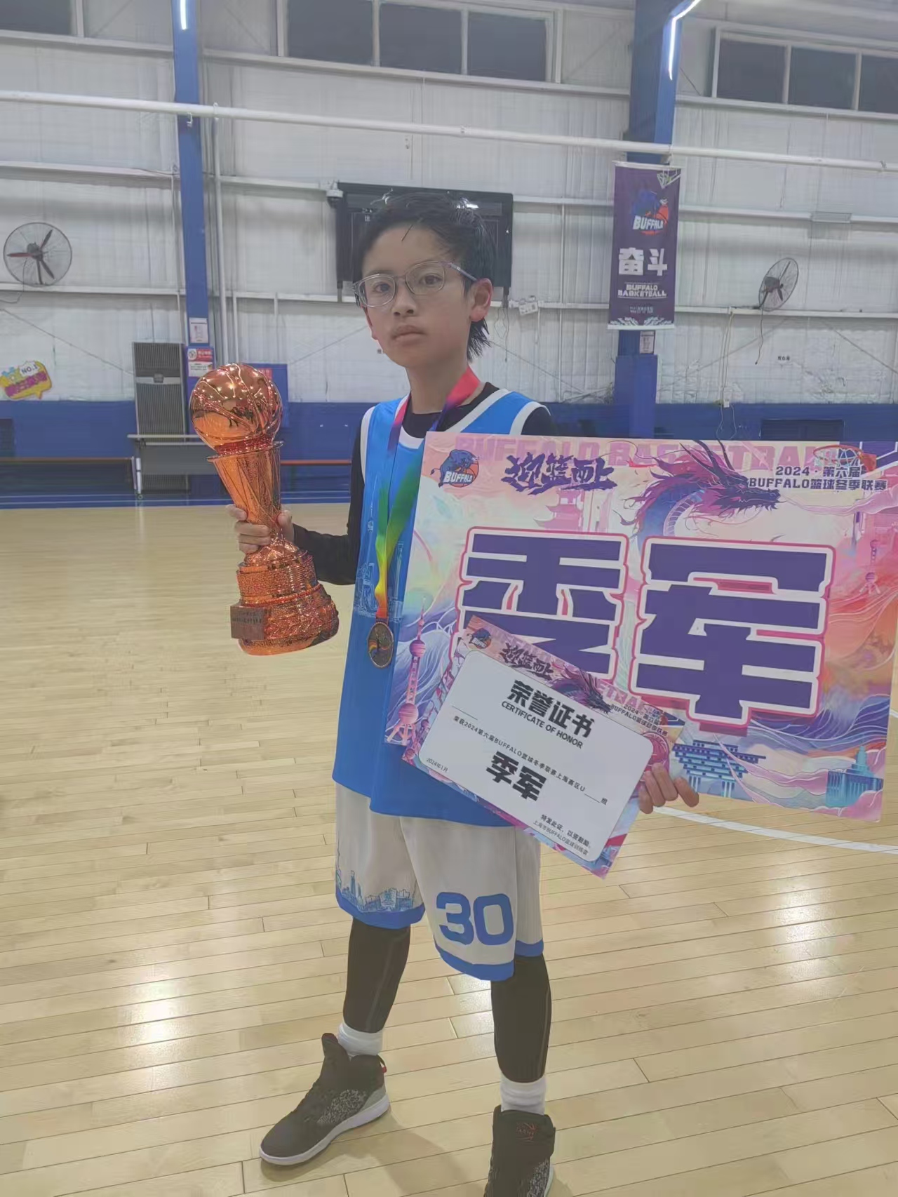 Gordon 手持篮球季军奖杯和荣誉证书的领奖照片