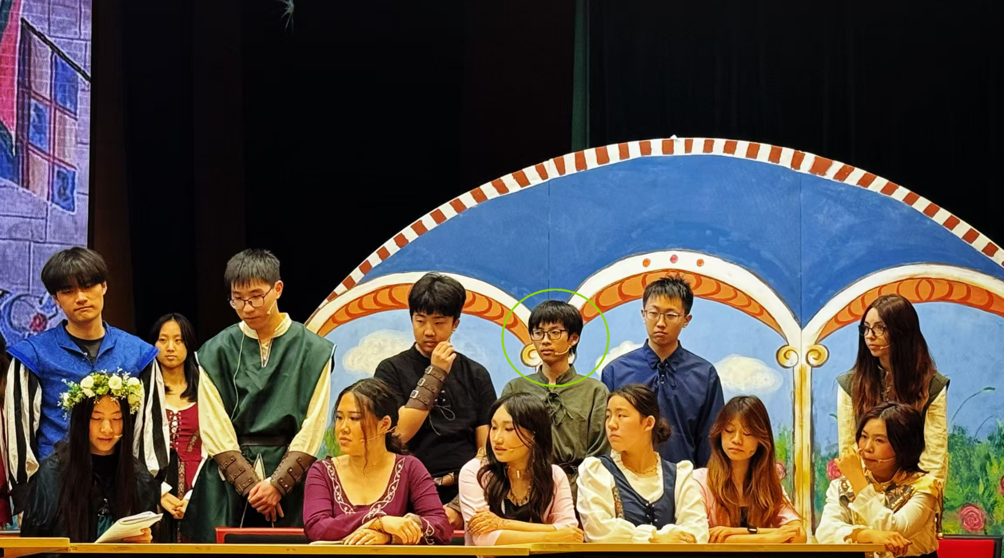校园音乐剧 Once Upon a Mattress 演出照,原图绿圈标注 Gordon