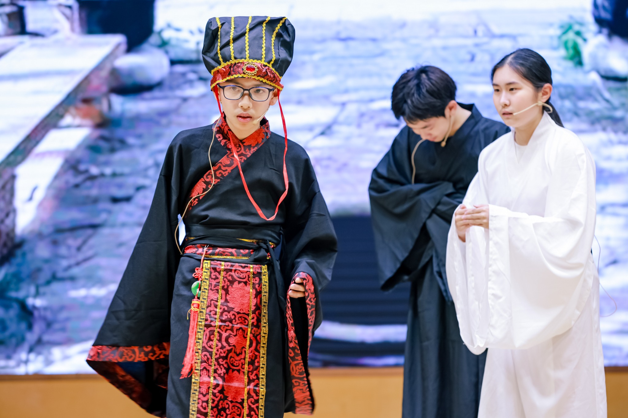 校园话剧《屈原》演出照,Gordon 饰演靳尚